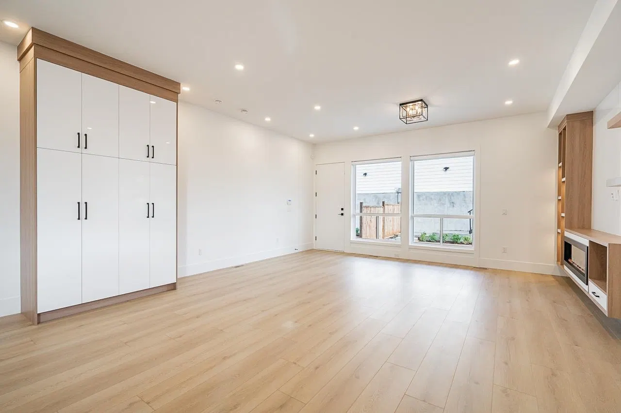 Photo 5 of 33 at 16685 16 Avenue