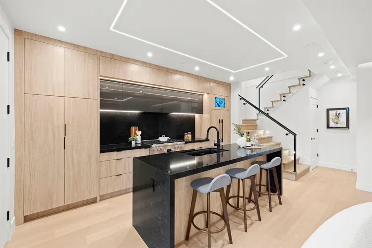 Photo 4 of 35 at #1 – 3466 W 22nd Avenue
