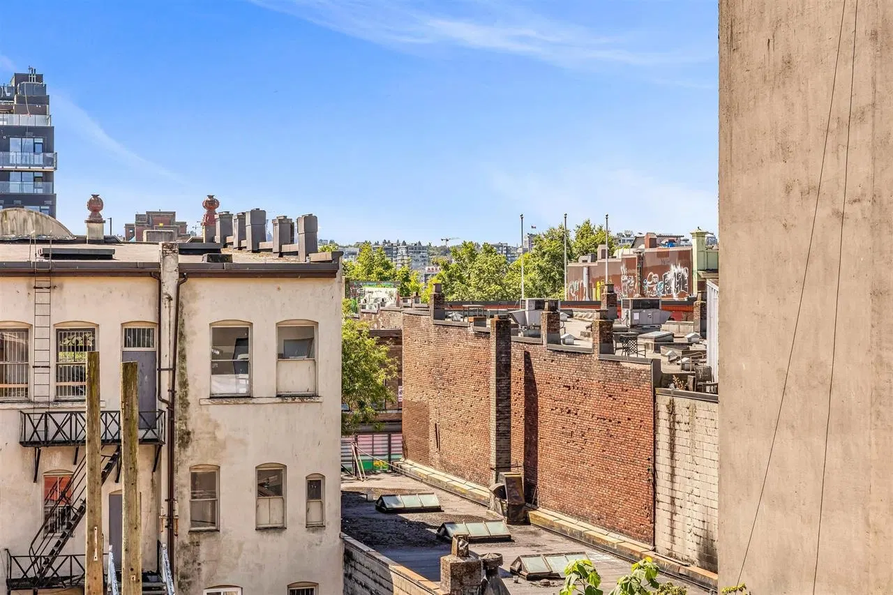 Photo 3 of 28 at #404 – 138 E Hastings Street