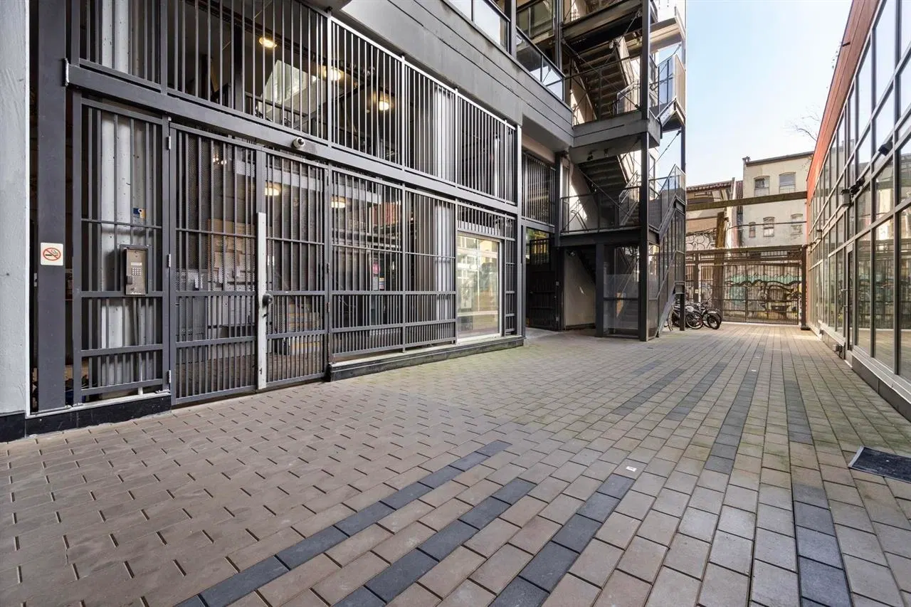 Photo 4 of 28 at #404 – 138 E Hastings Street