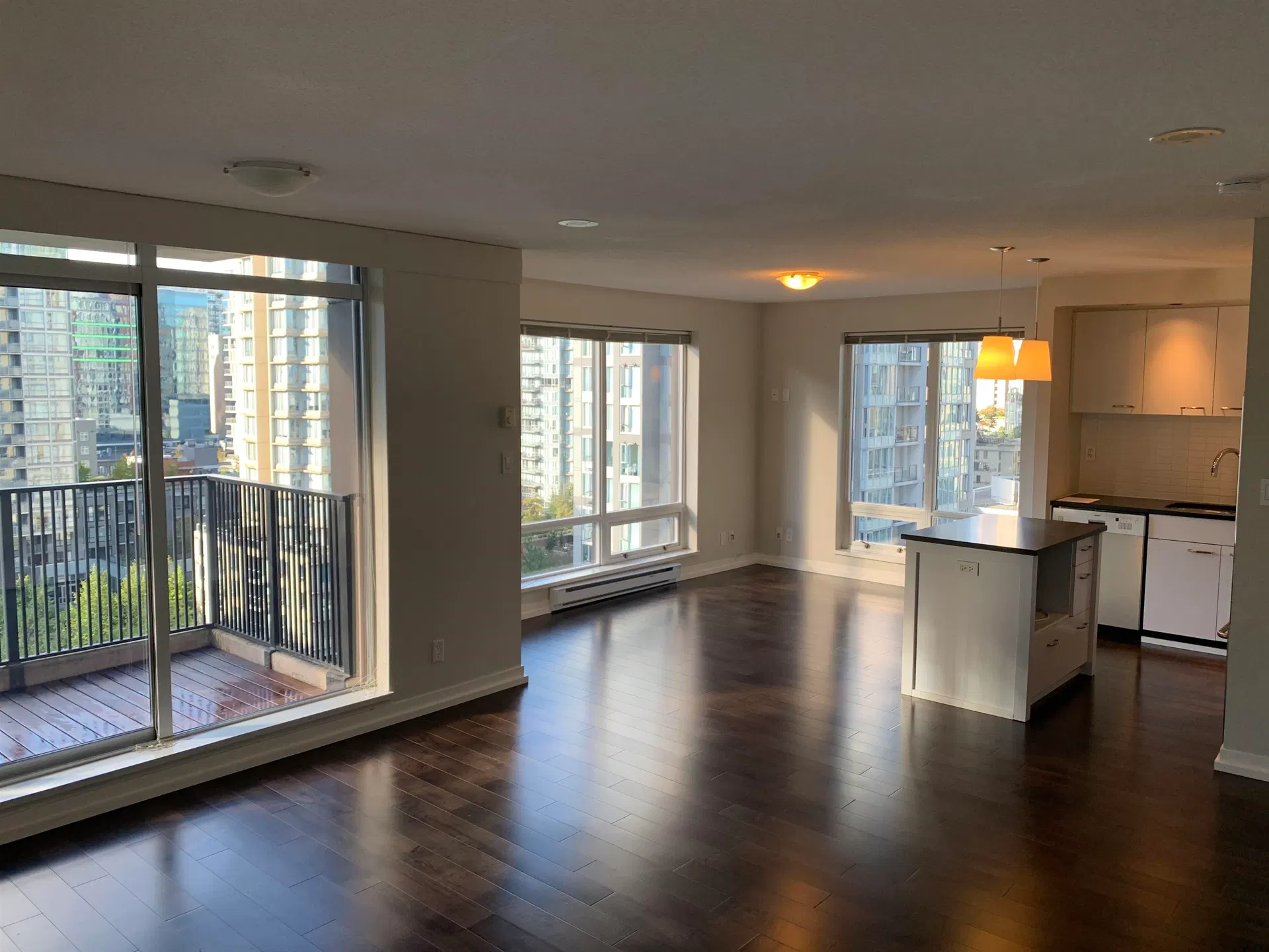 Photo 2 of 34 at #1606 – 1055 Homer Street