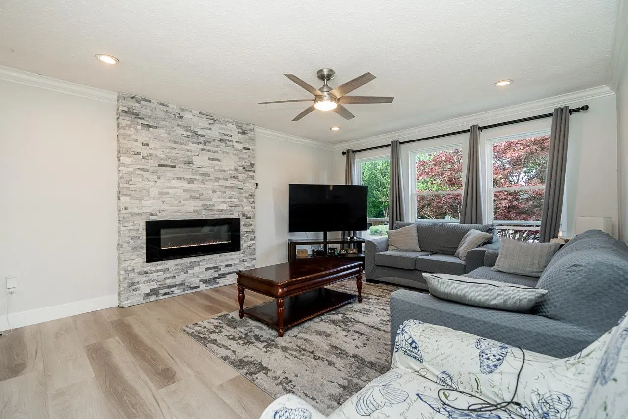 Photo 3 of 25 at 6209 172 Street
