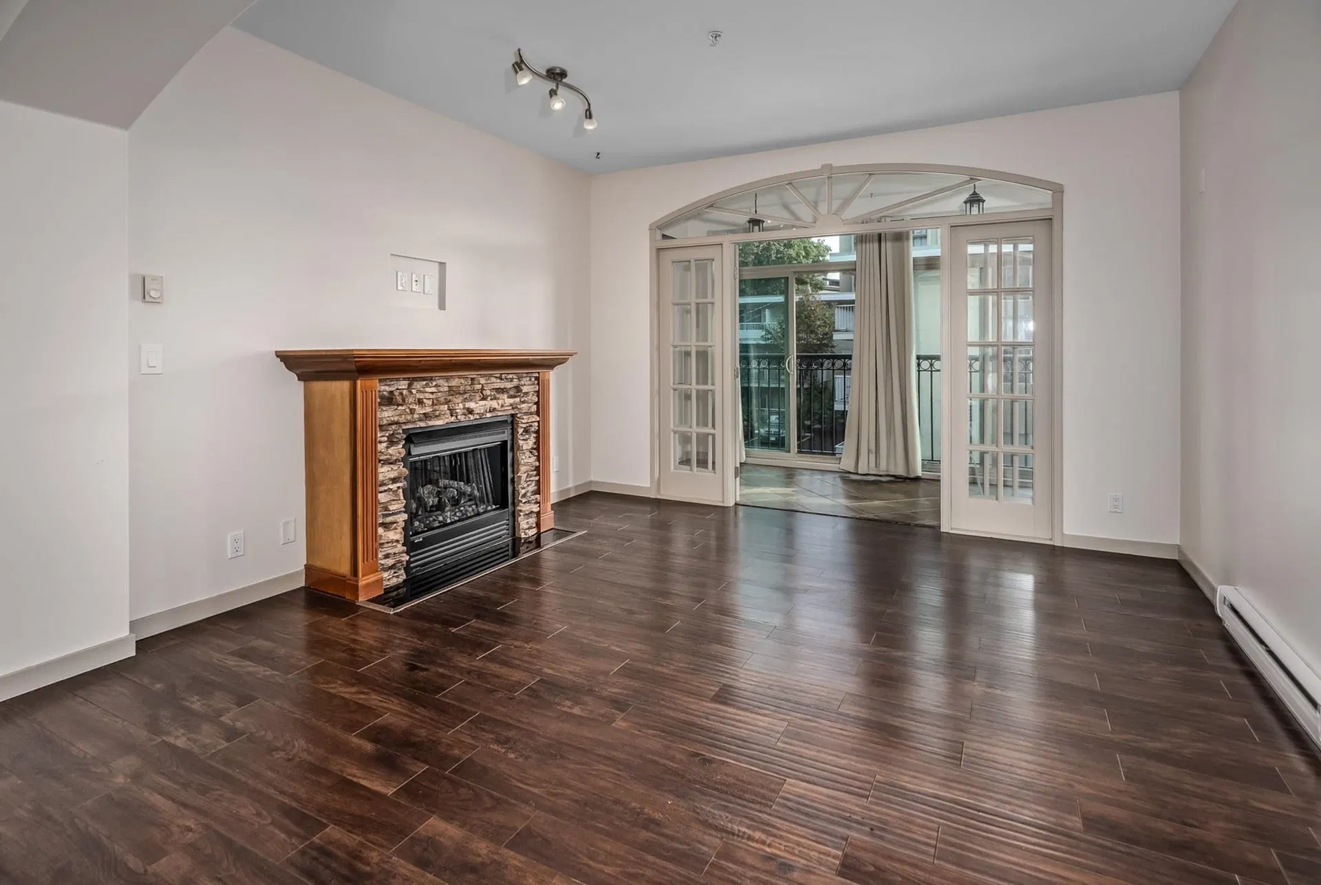 Photo 4 of 35 at #207 – 33485 South Fraser Way