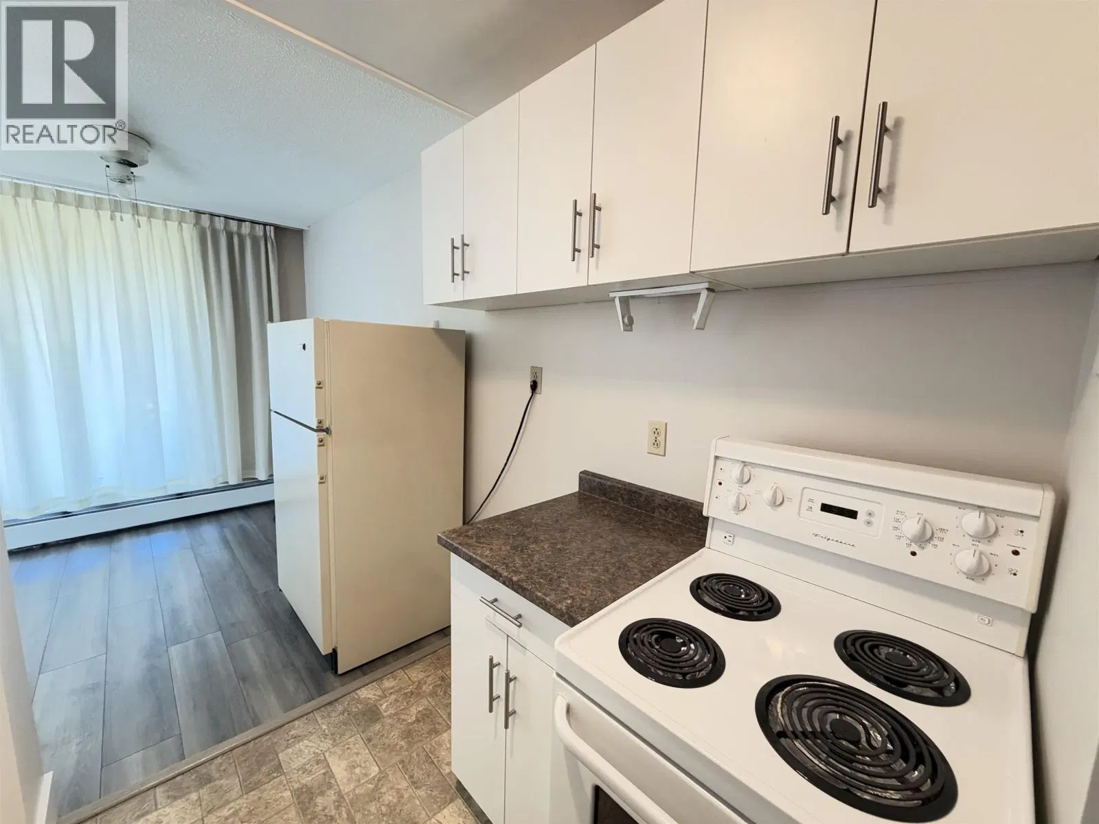 Photo 4 of 13 at #308 – 1501 QUEENSWAY