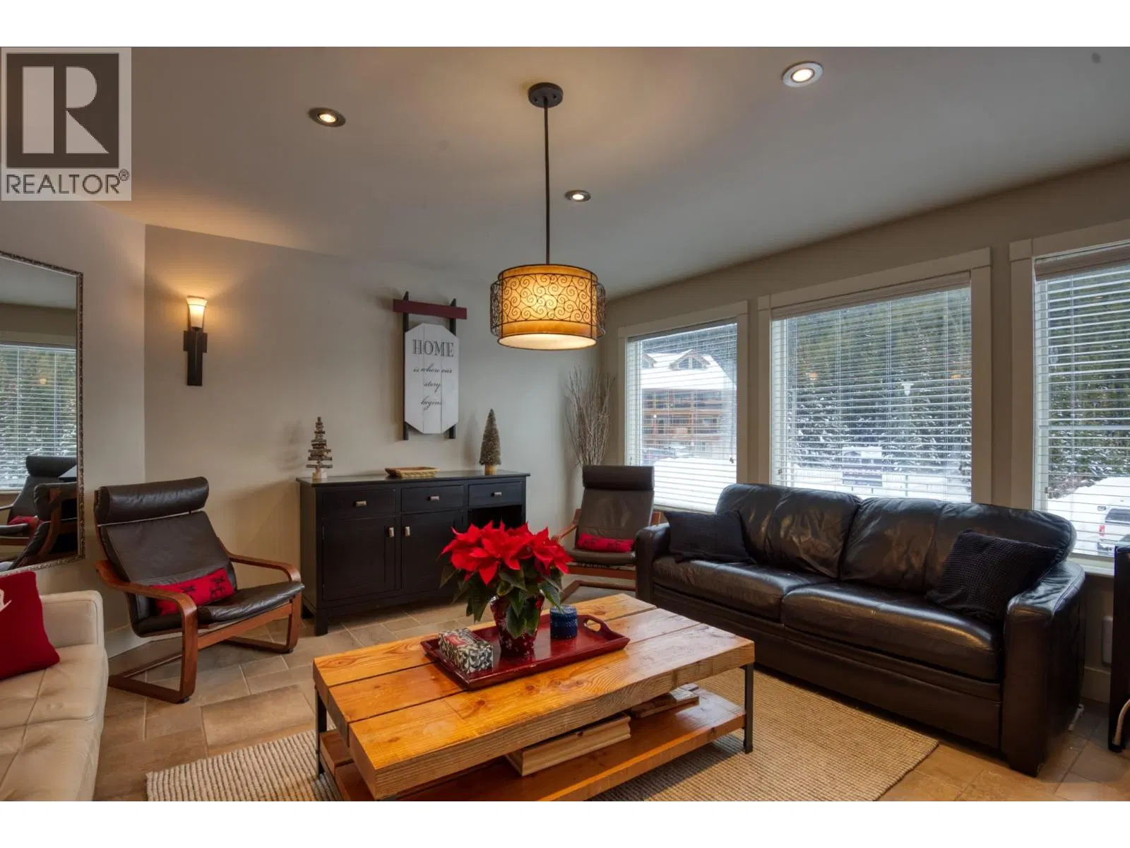 Photo 5 of 90 at 152 CLEARVIEW Crescent
