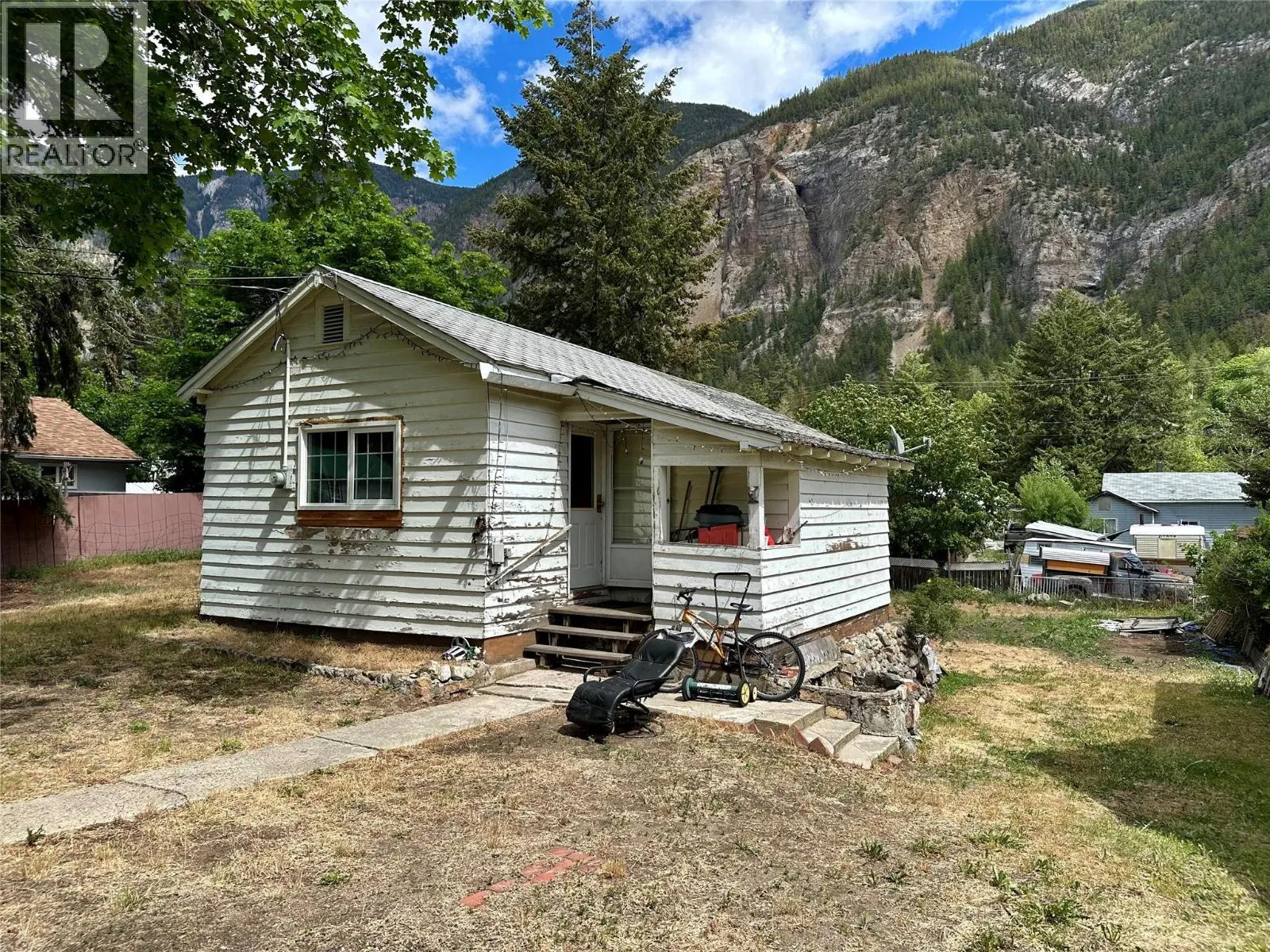 Photo 2 of 12 at 959 Cawston Avenue