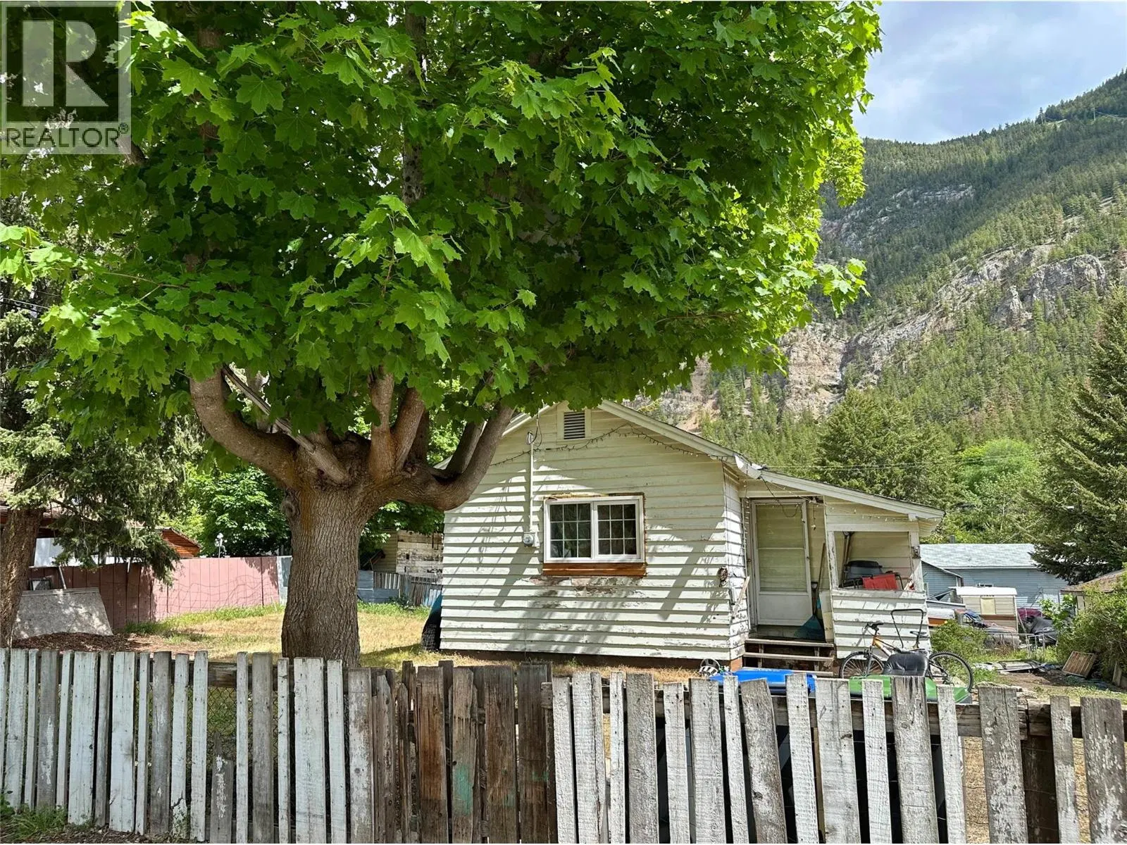 Photo 3 of 12 at 959 Cawston Avenue