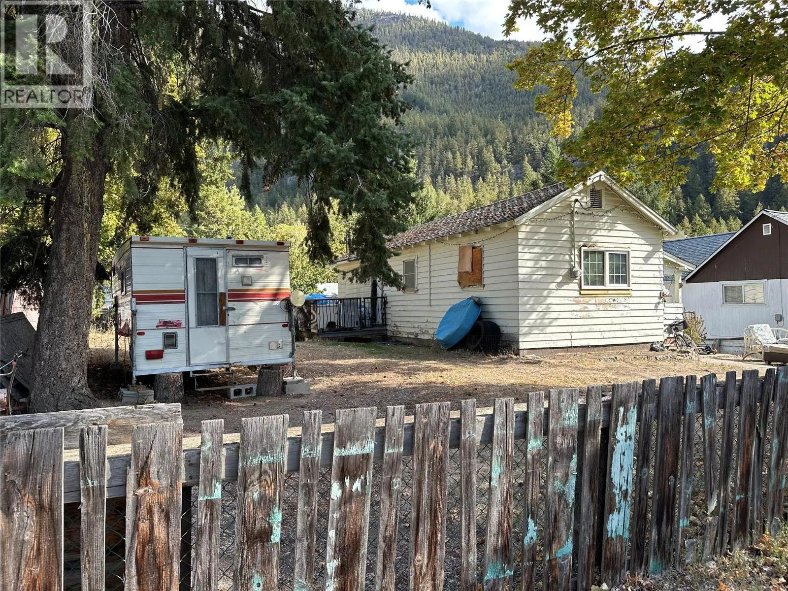 Photo 4 of 12 at 959 Cawston Avenue