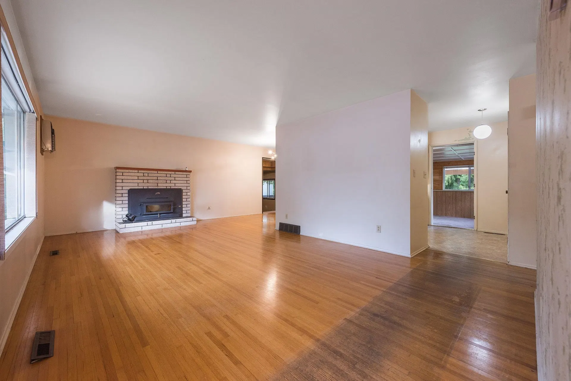 Photo 3 of 40 at 710 Coquihalla Street