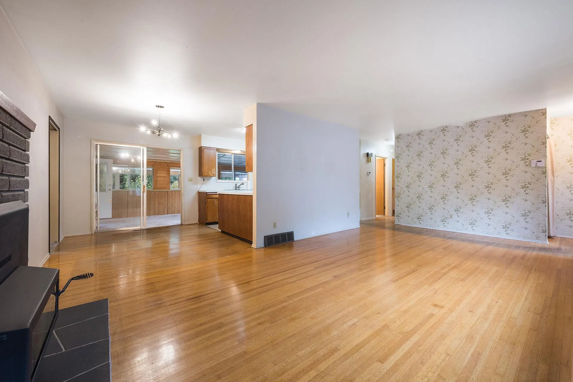 Photo 5 of 40 at 710 Coquihalla Street