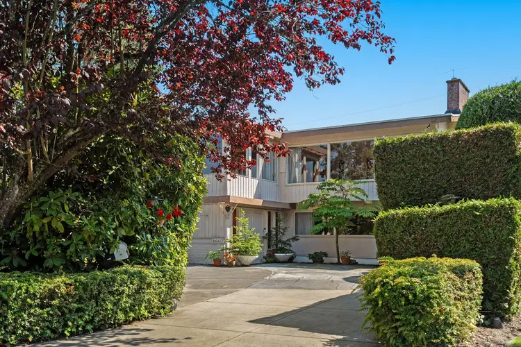 8660 Fairfax Crescent