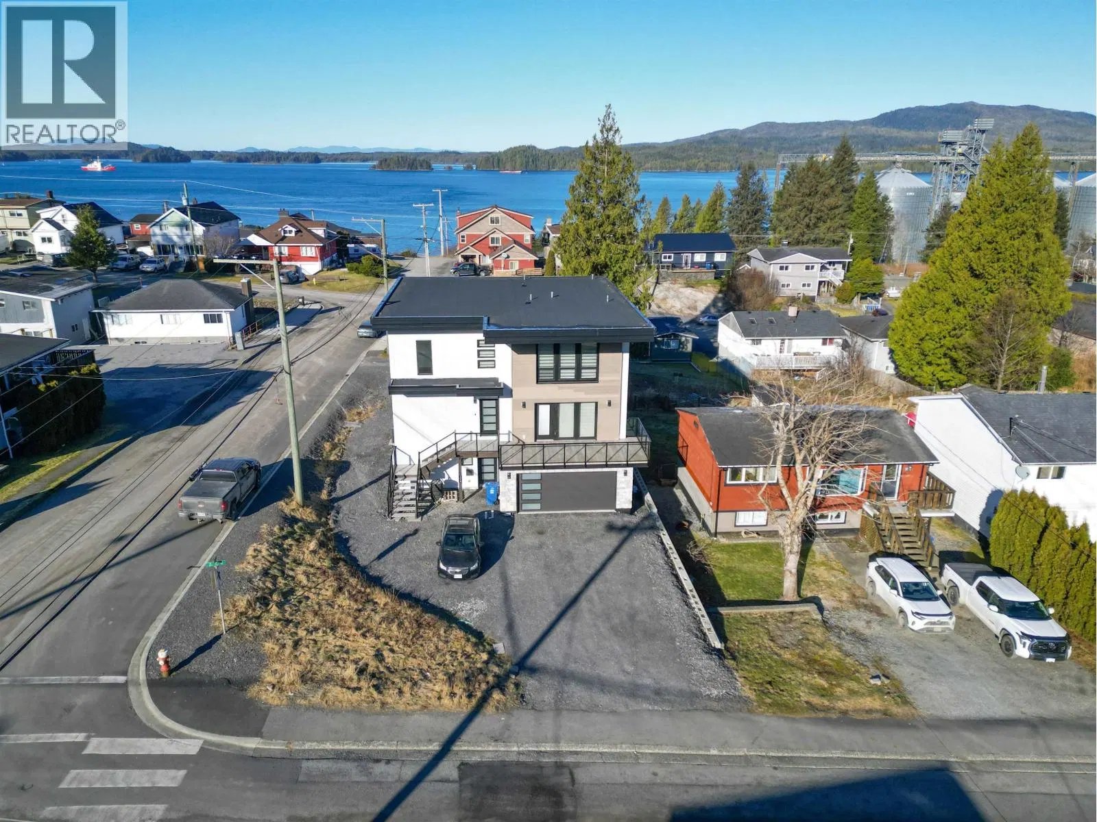 Photo 2 of 35 at 1644 2ND Avenue