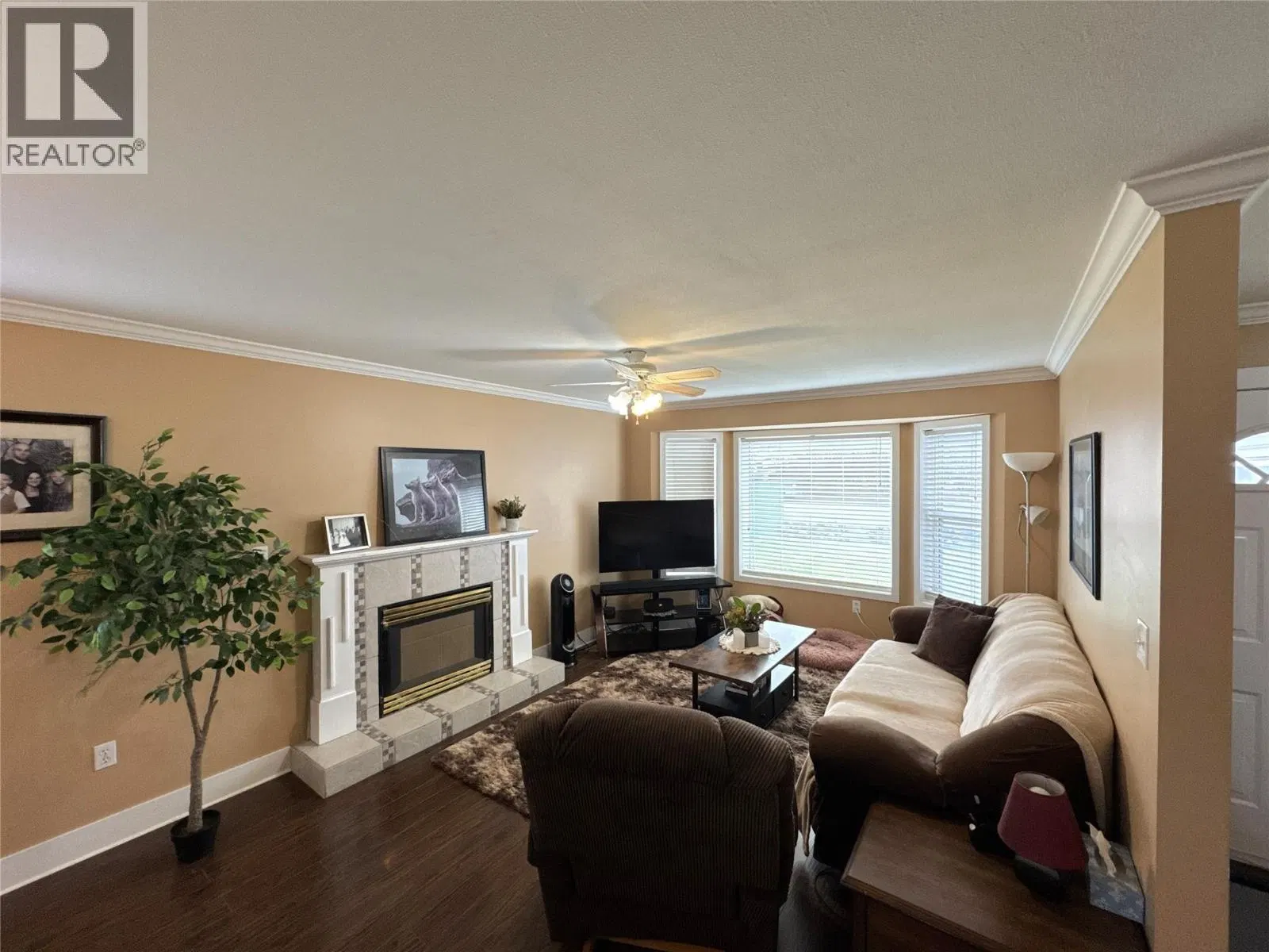 Photo 3 of 26 at 2313 Clapperton Avenue