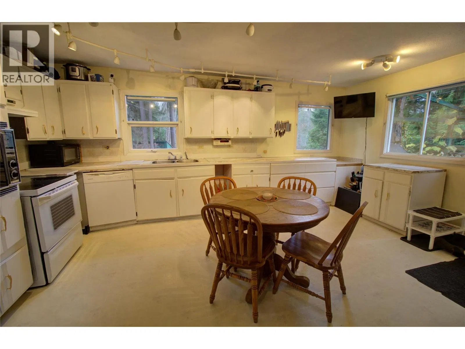 Photo 4 of 35 at 7802 BRYDGES Road