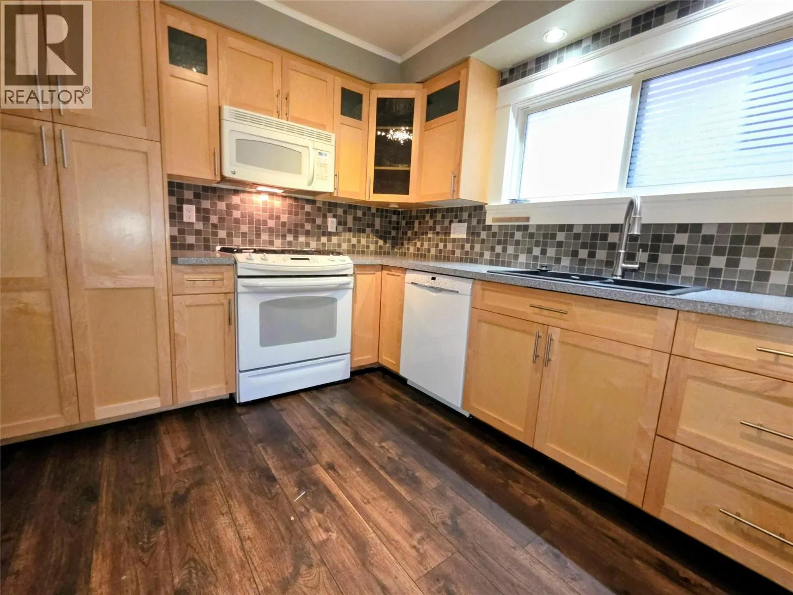 Photo 4 of 20 at 363 Rossland Avenue