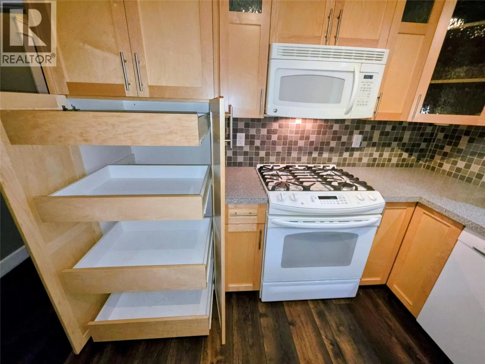 Photo 5 of 20 at 363 Rossland Avenue