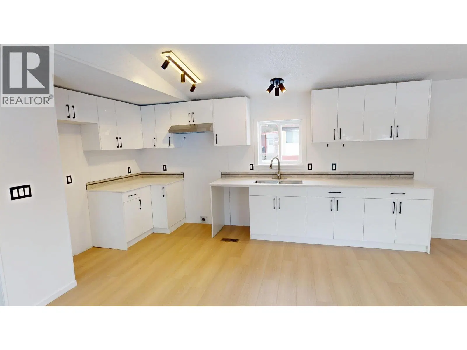 Photo 5 of 29 at #24 – 654 NORTH FRASER Drive