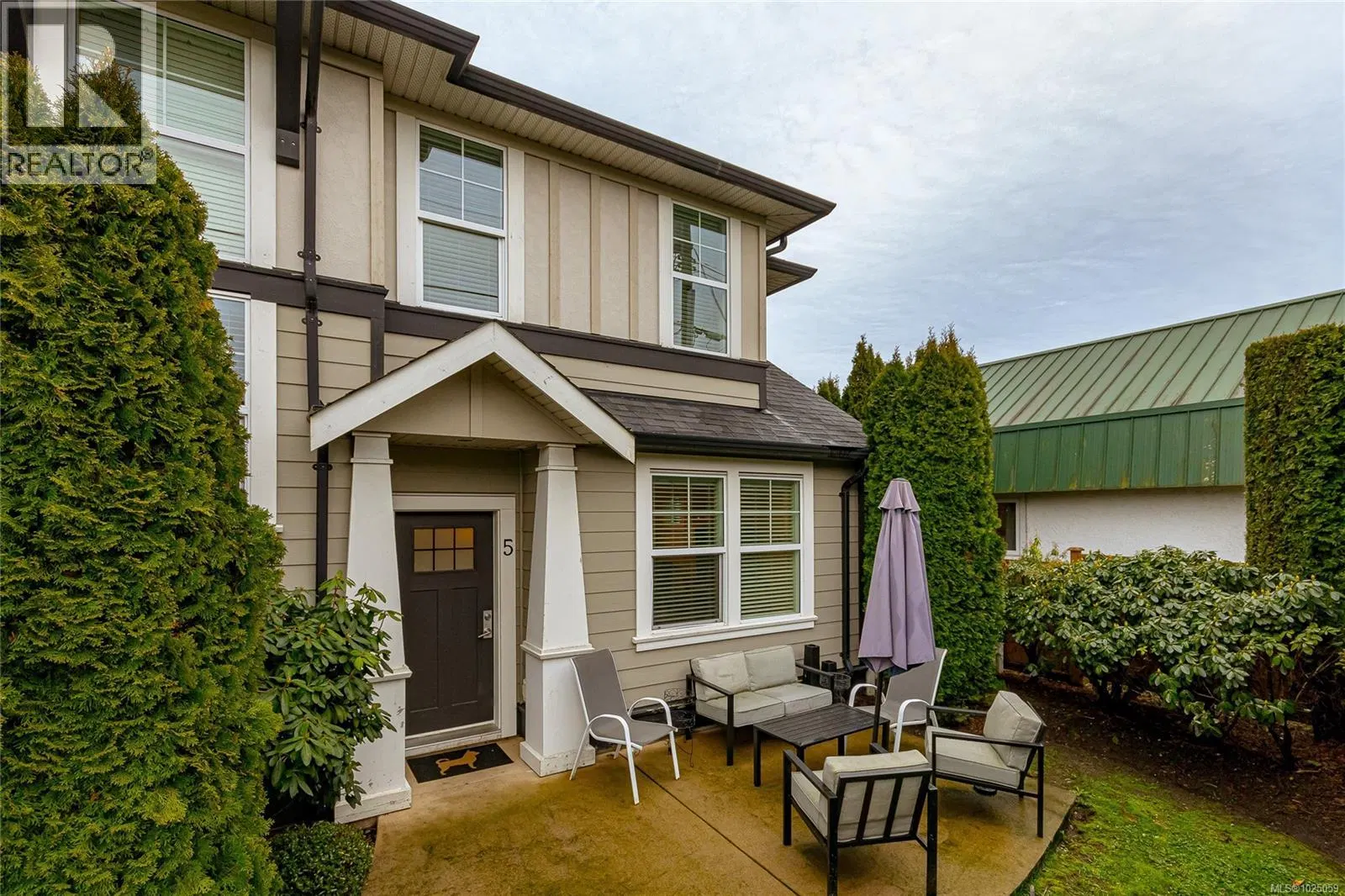 Photo 2 of 29 at #5 – 3903 Douglas Street