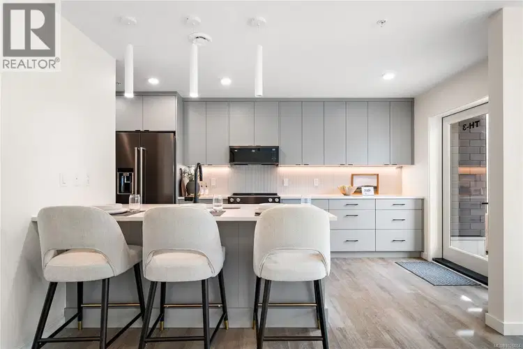 TH3 – 1102 Esquimalt Road