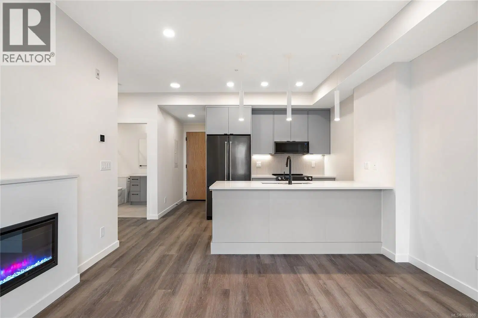 #302 – 1102 Esquimalt Road