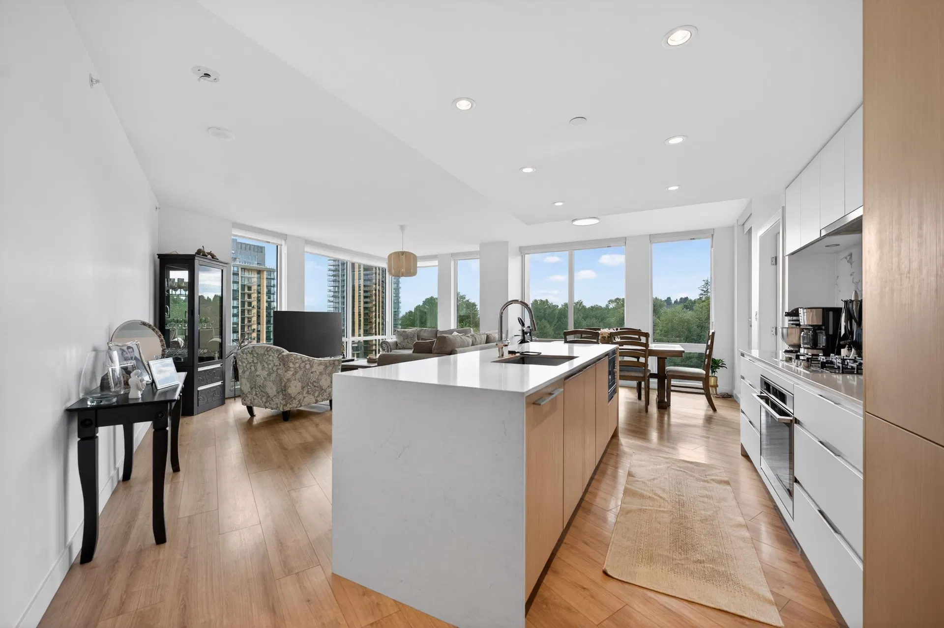 Photo 3 of 31 at #807 – 1500 Fern Street