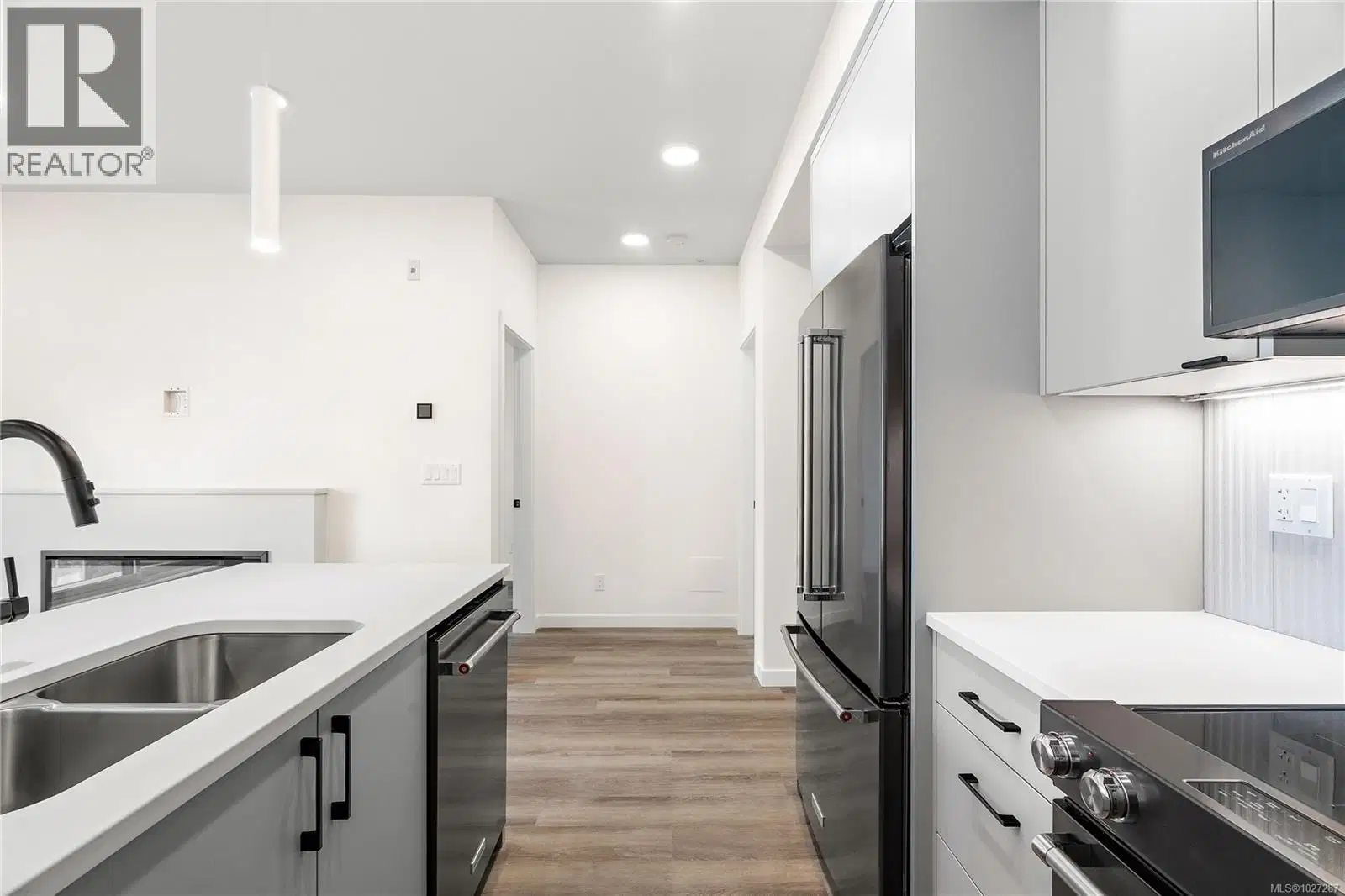 #404 – 1102 Esquimalt Road