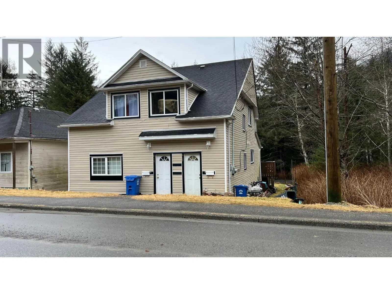 Photo 2 of 23 at 845 COMOX Avenue