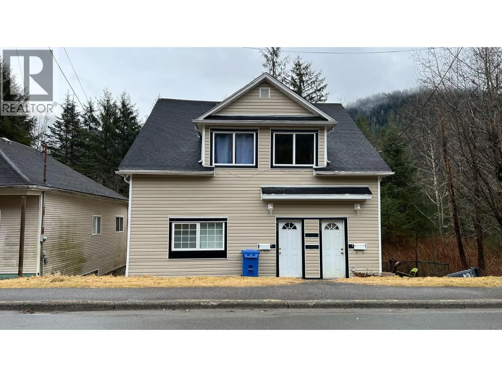 Photo 3 of 23 at 845 COMOX Avenue
