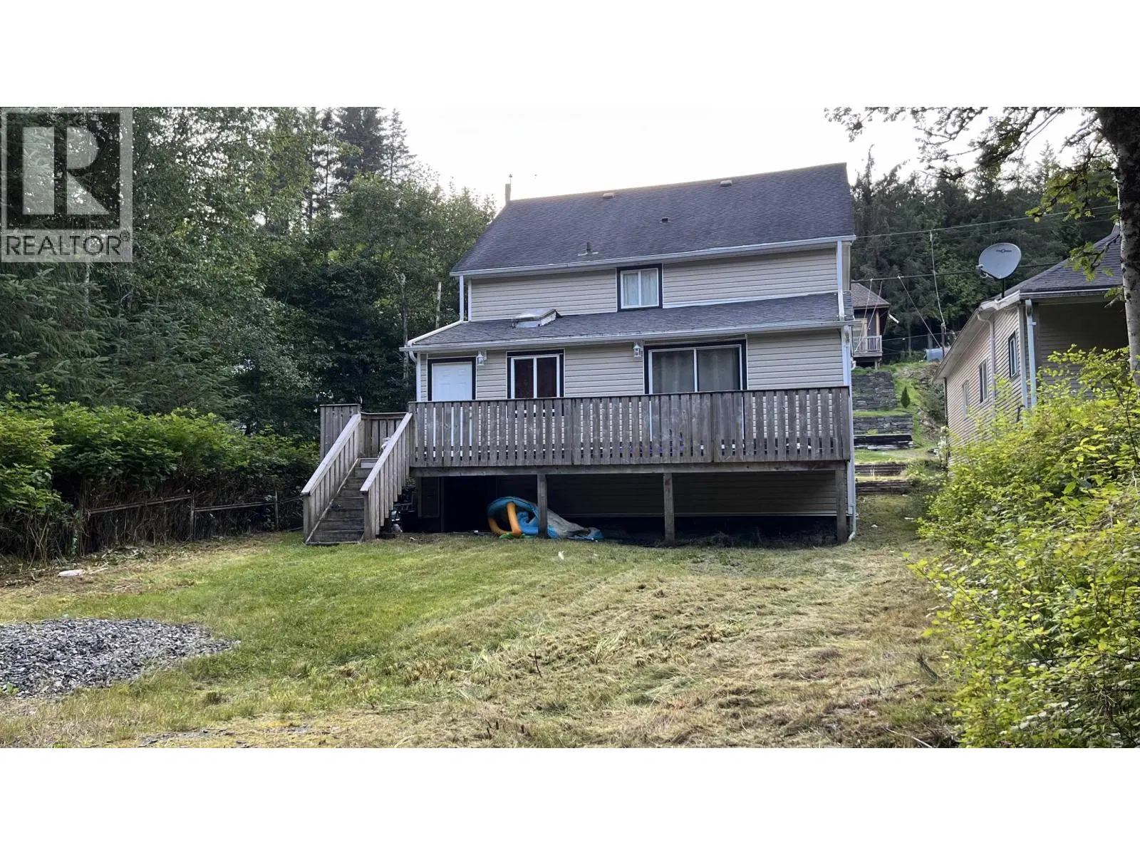Photo 4 of 23 at 845 COMOX Avenue