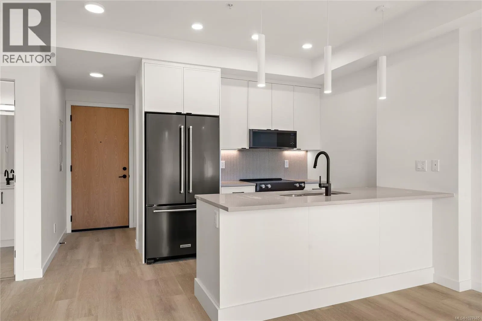 Photo 1 of 31 at #412 – 1102 Esquimalt Road