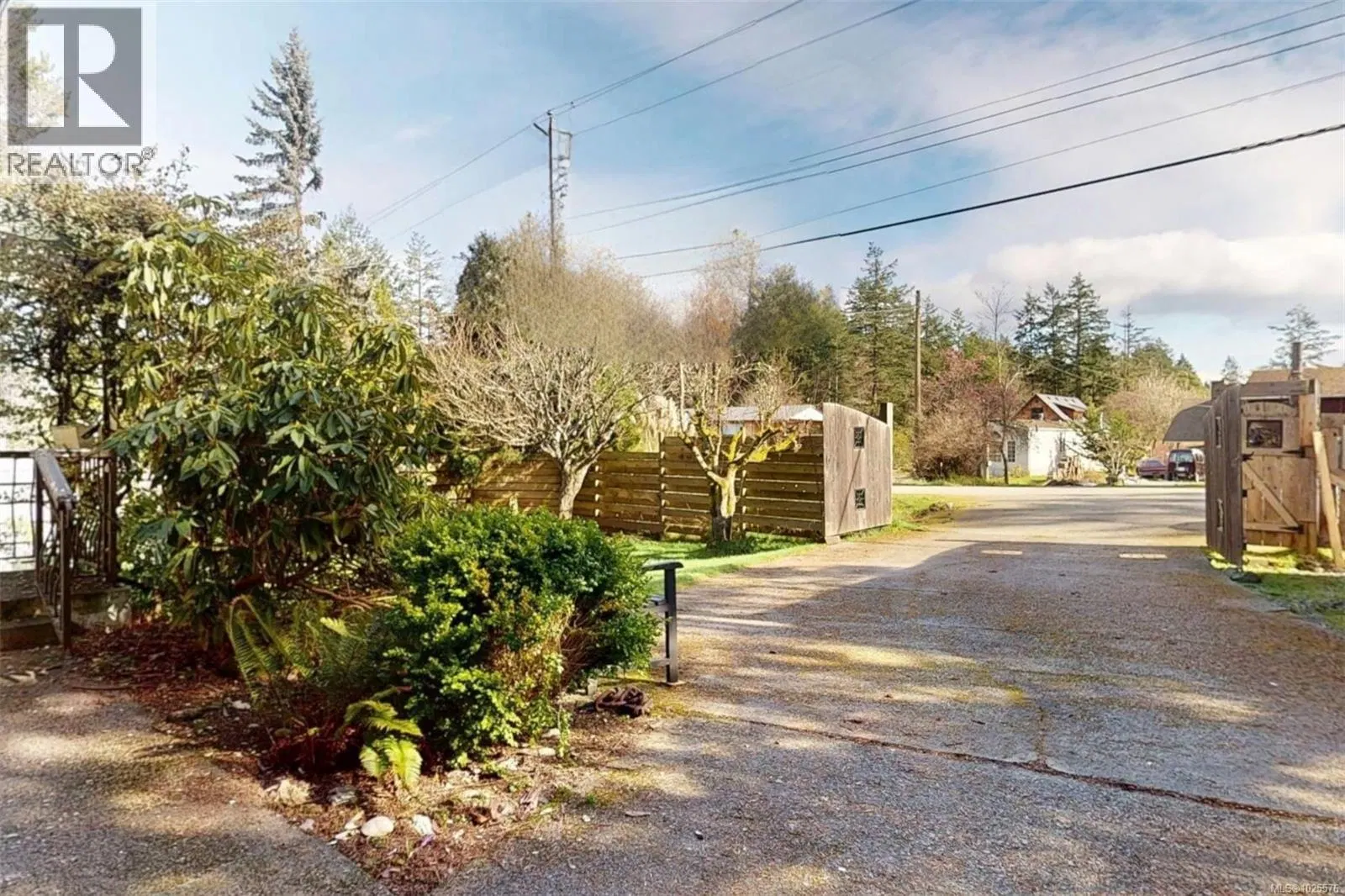 Photo 3 of 42 at 126 Maliview Drive