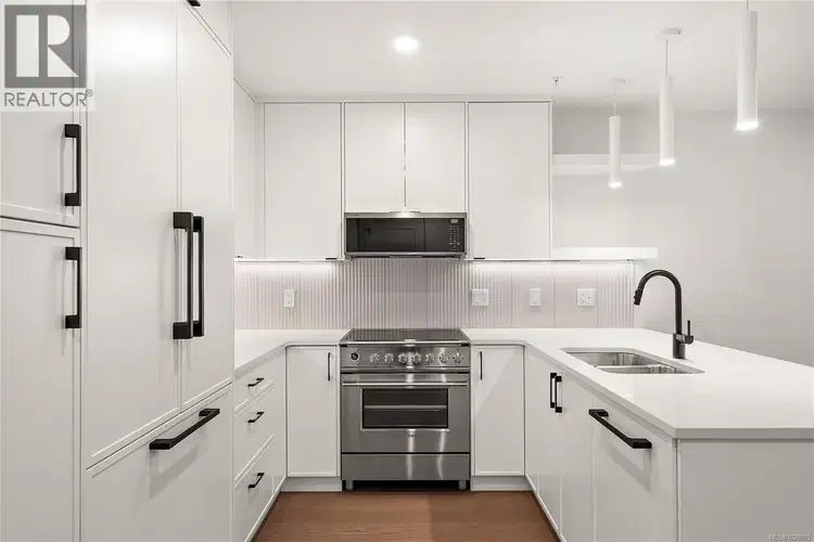 TH2 – 1102 Esquimalt Road