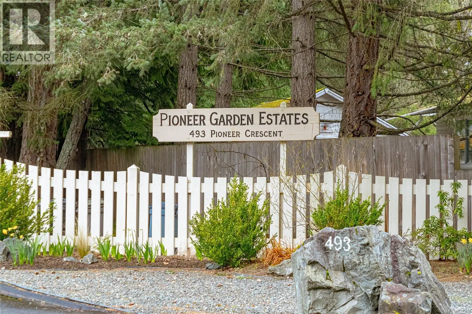 Photo 3 of 18 at #24 – 493 PIONEER Crescent