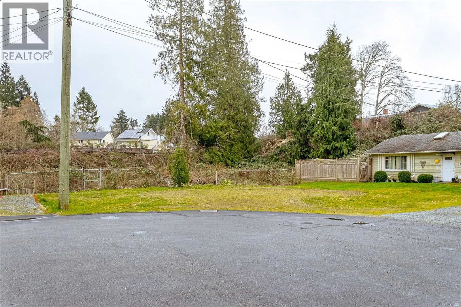 Photo 4 of 18 at #24 – 493 PIONEER Crescent