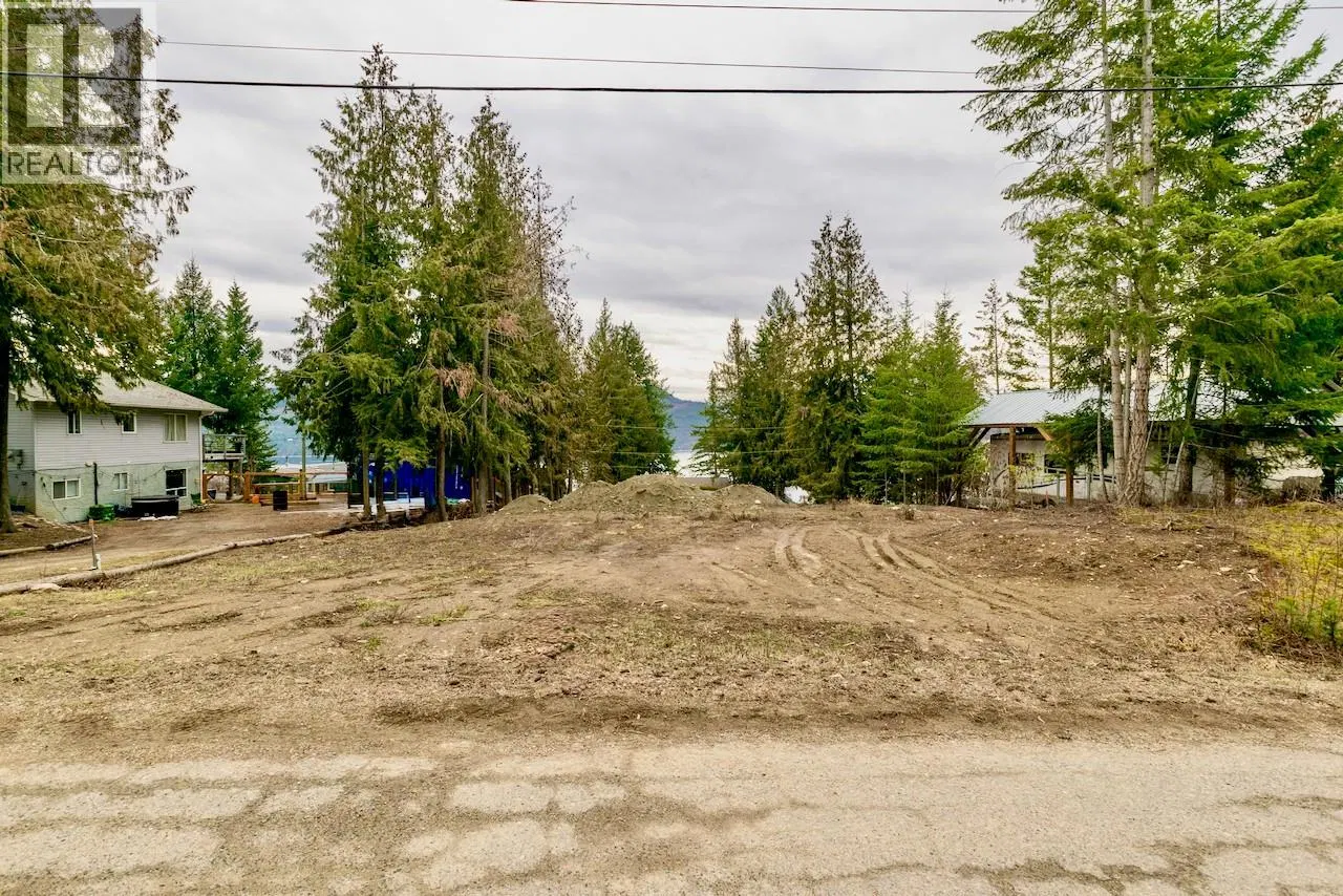 Photo 4 of 13 at 5258 Meadow Creek Crescent