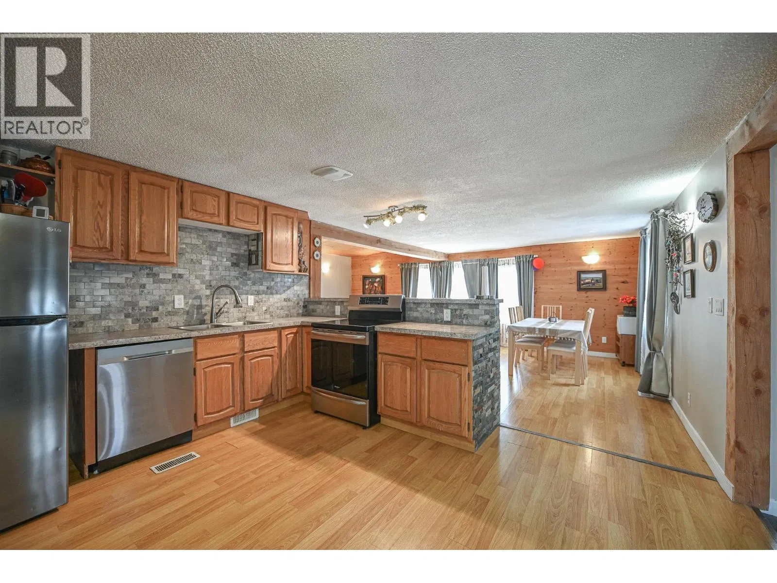 Photo 3 of 56 at 4981 Spruce Avenue