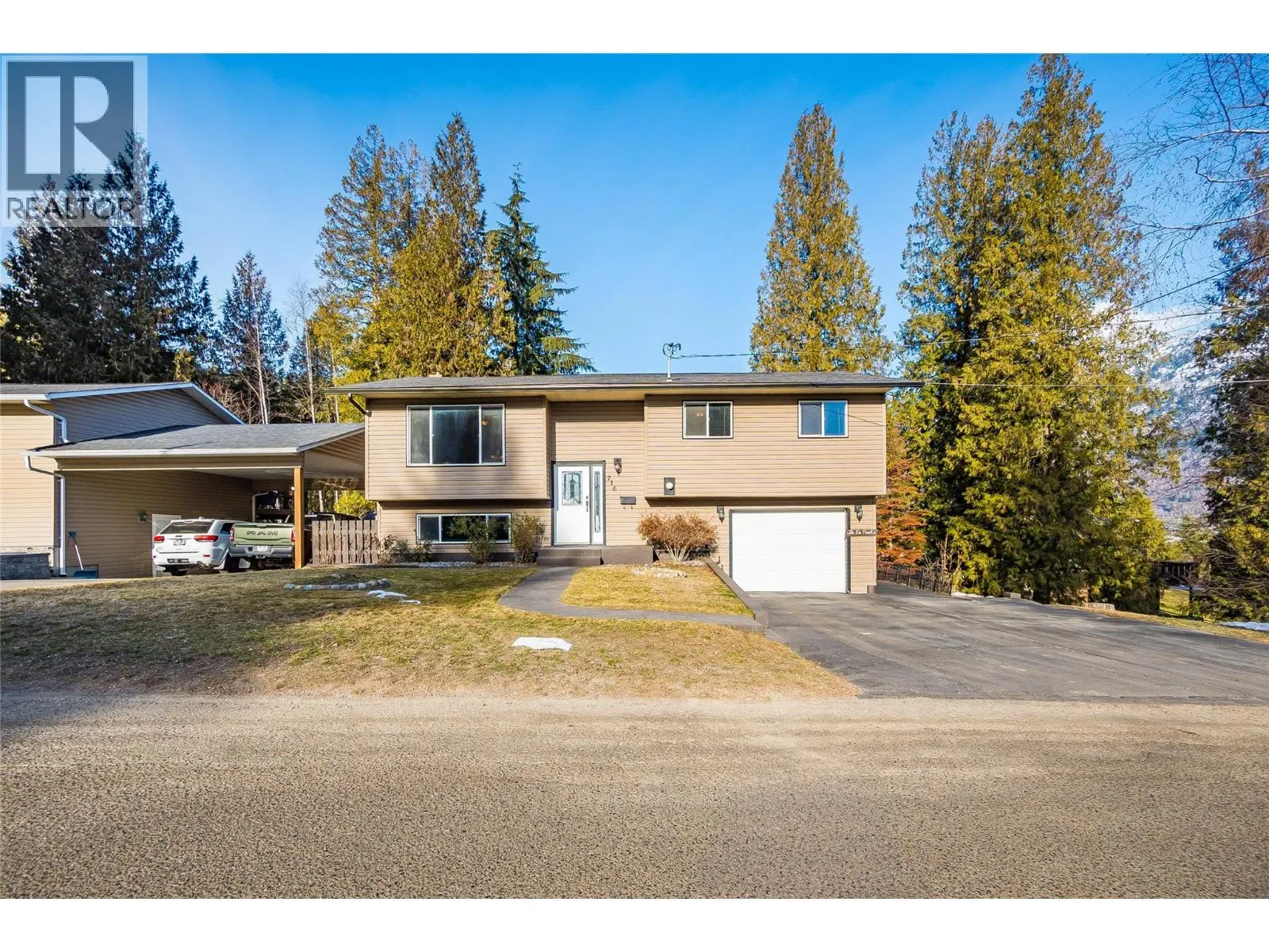 Photo 1 of 44 at 716 Lynnwood Crescent