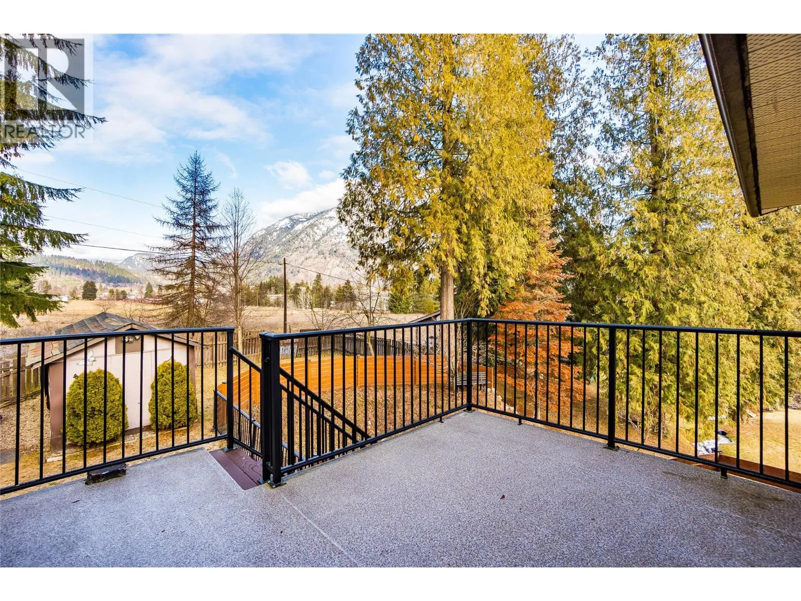 Photo 2 of 44 at 716 Lynnwood Crescent