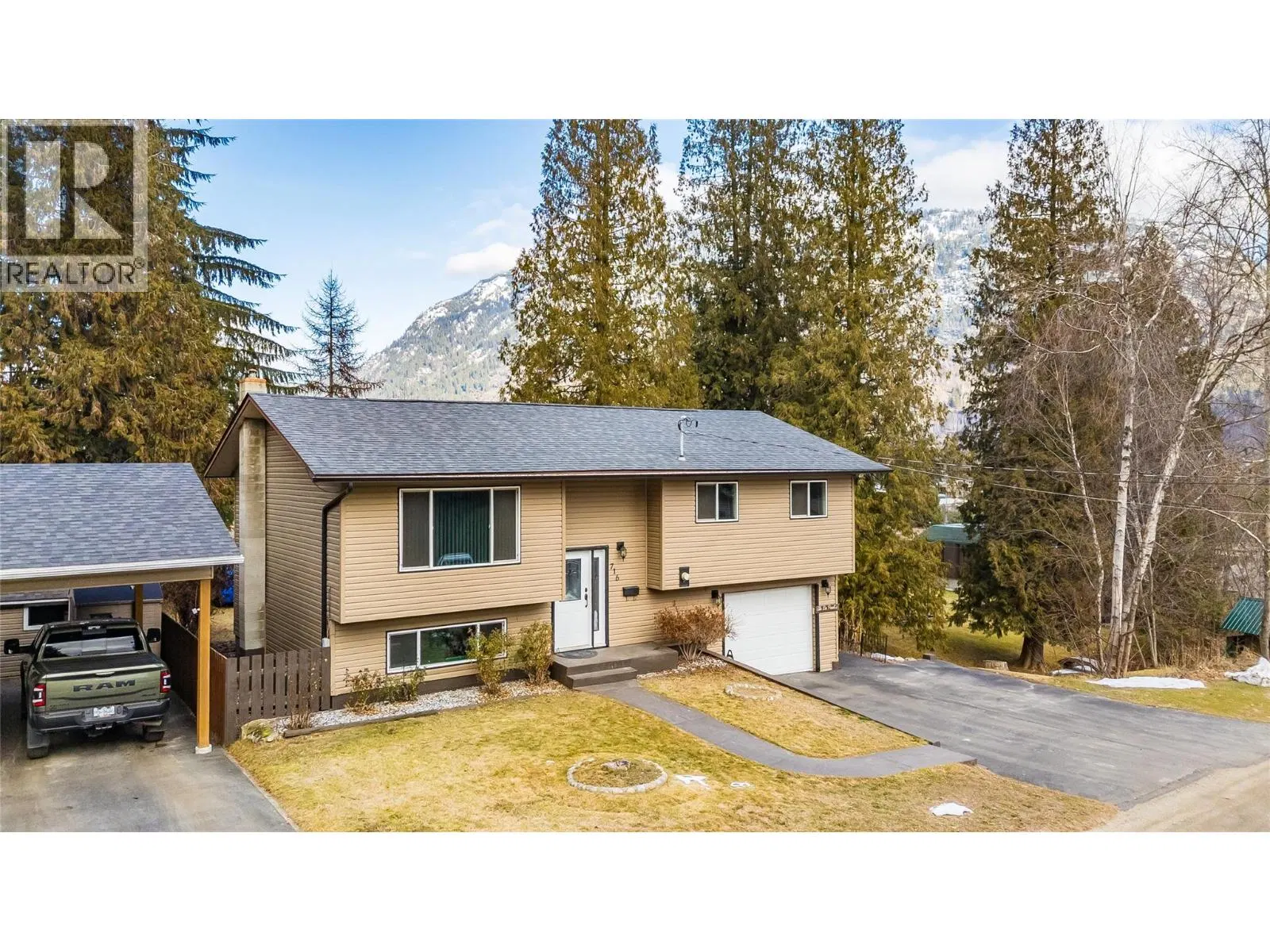 Photo 3 of 44 at 716 Lynnwood Crescent