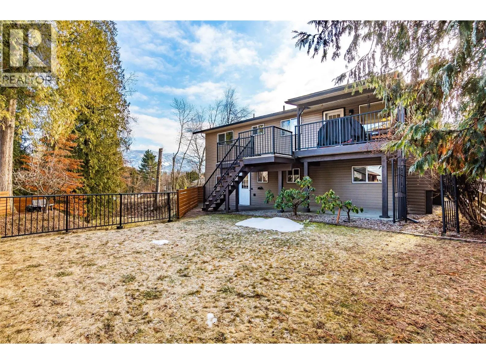 Photo 4 of 44 at 716 Lynnwood Crescent