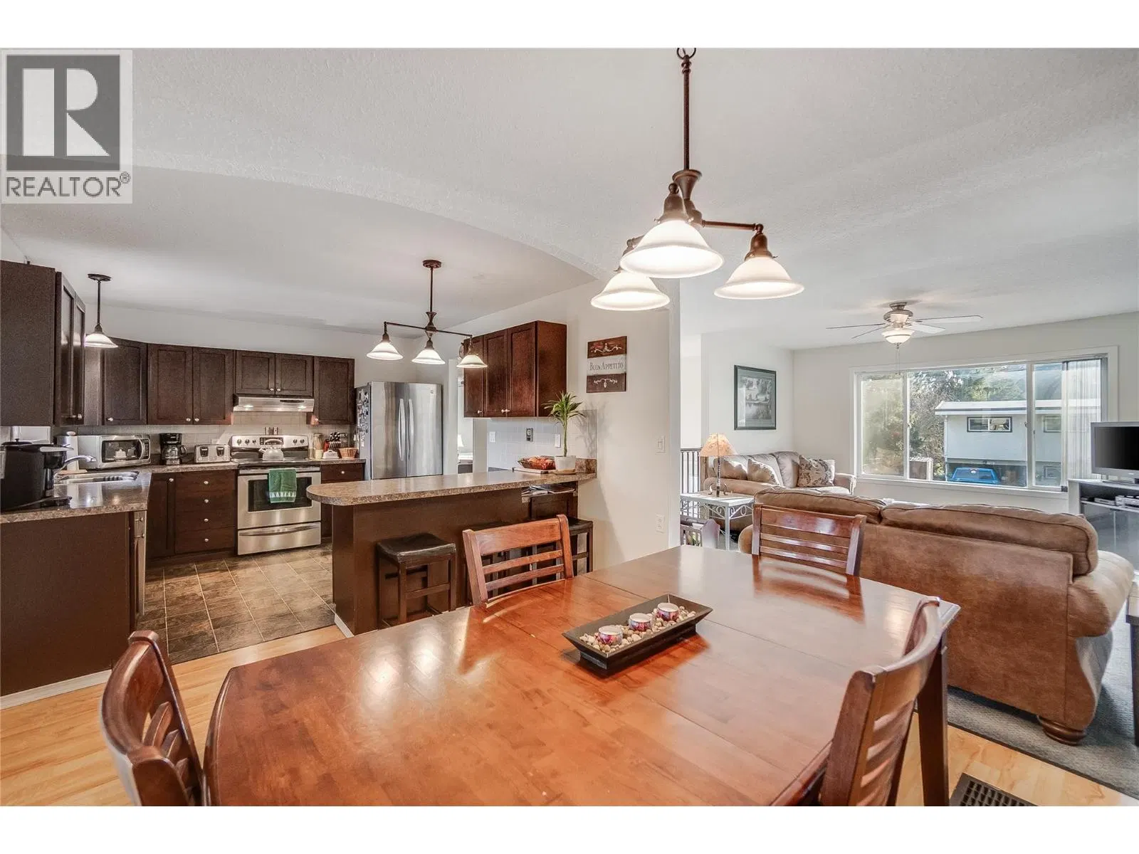 Photo 5 of 44 at 716 Lynnwood Crescent