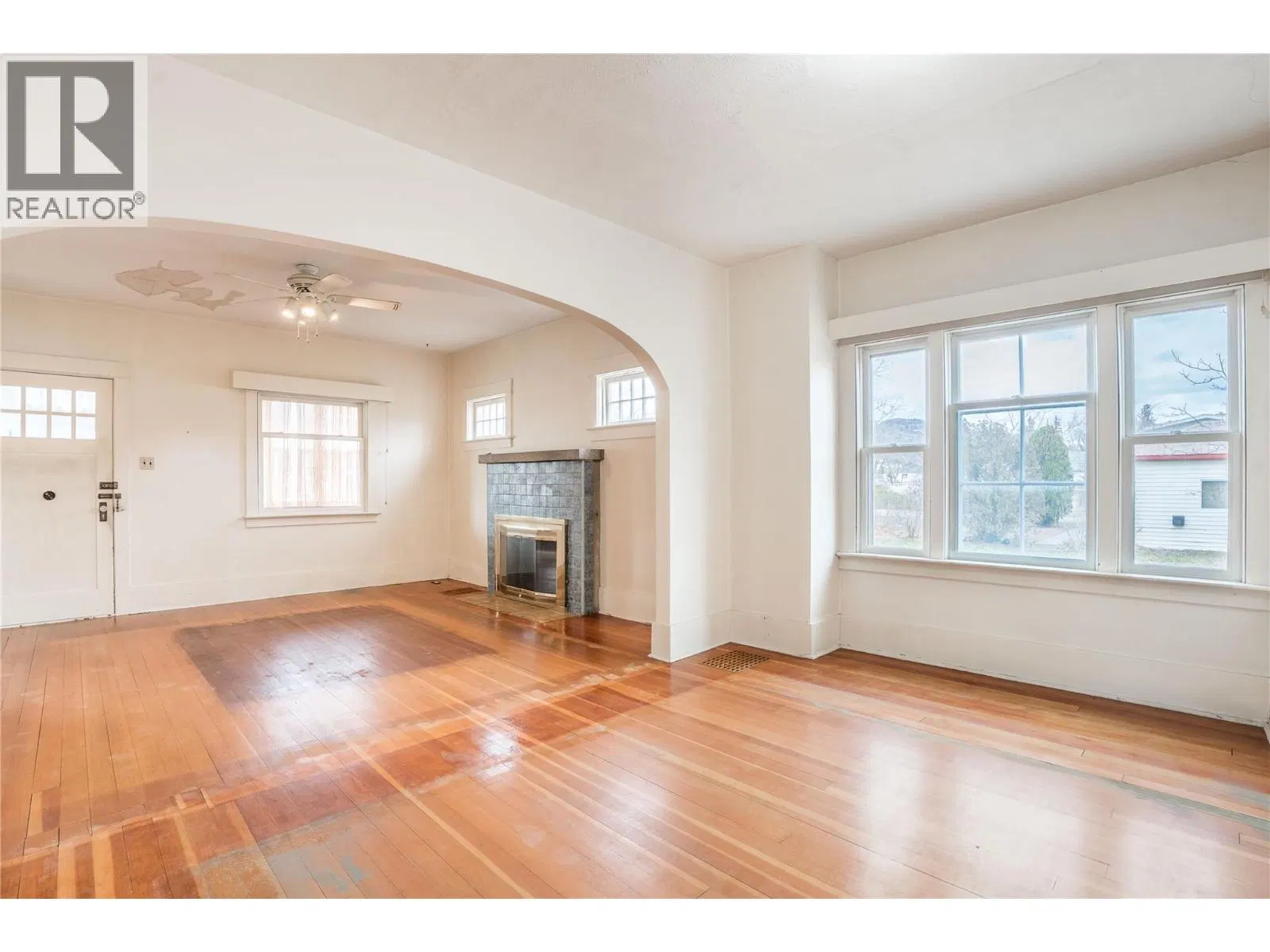 Photo 5 of 28 at 14207 Victoria Road