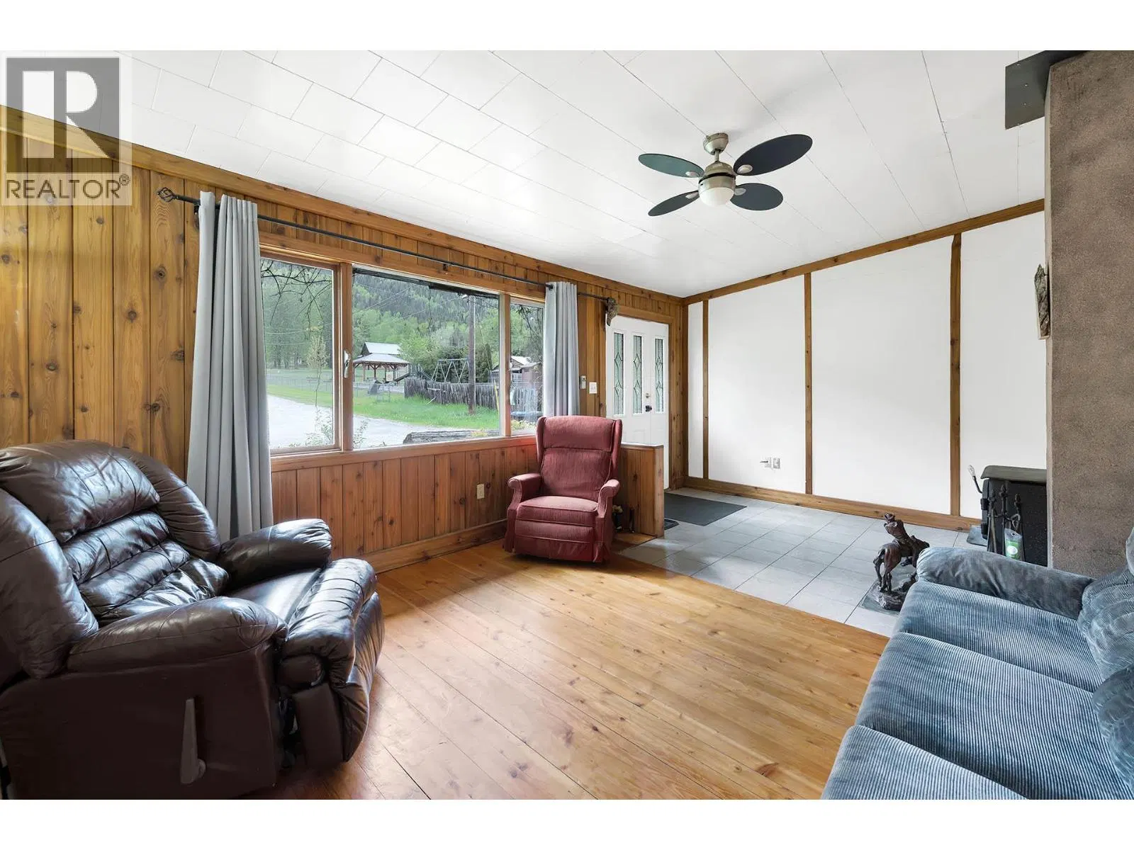 Photo 5 of 26 at 3782 River Drive