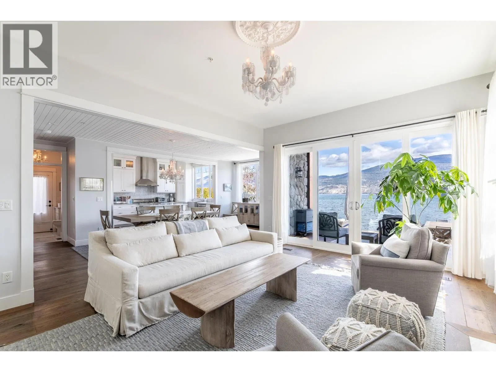 Photo 4 of 31 at #11 – 15419 Lakeshore Drive