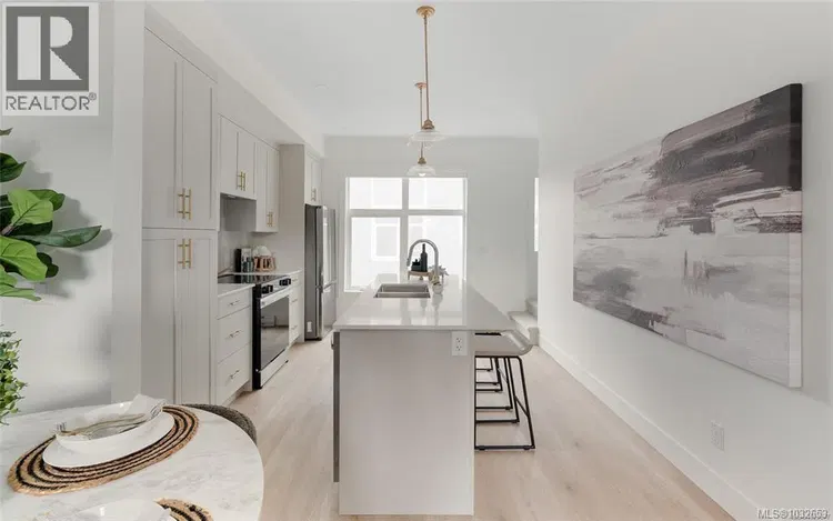 Photo 3 of 34 at #11 – 2536 Shelbourne Street