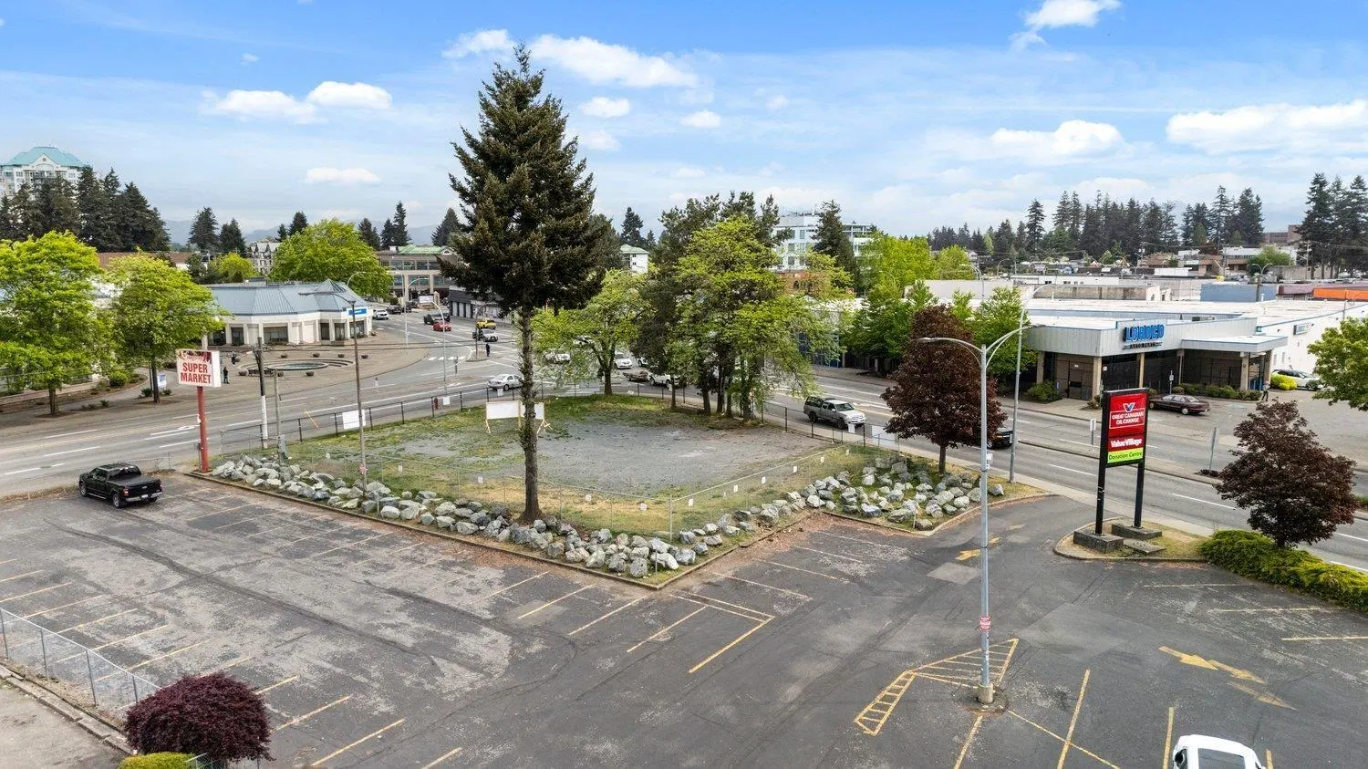 Photo 1 of 19 at 31992 SOUTH FRASER Way
