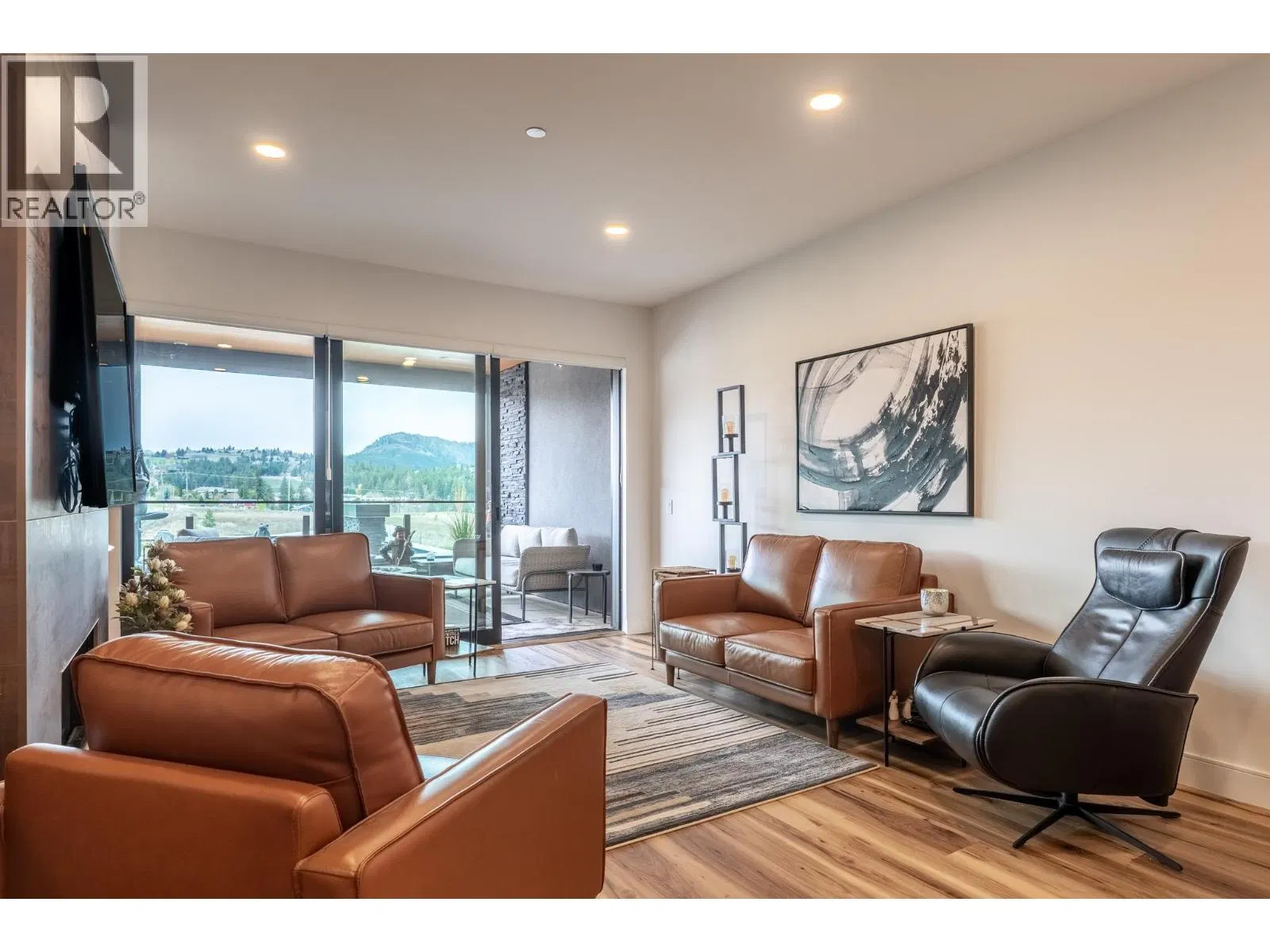 Photo 3 of 34 at #3207 – 3000 Ariva Drive
