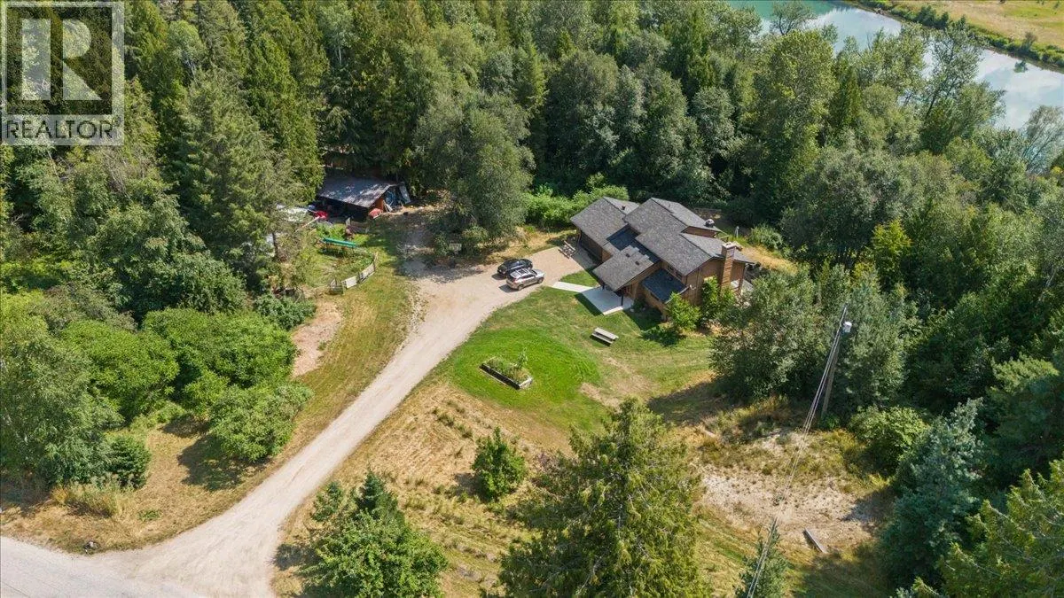 Photo 4 of 73 at 6172 SLOCAN RIVER Road