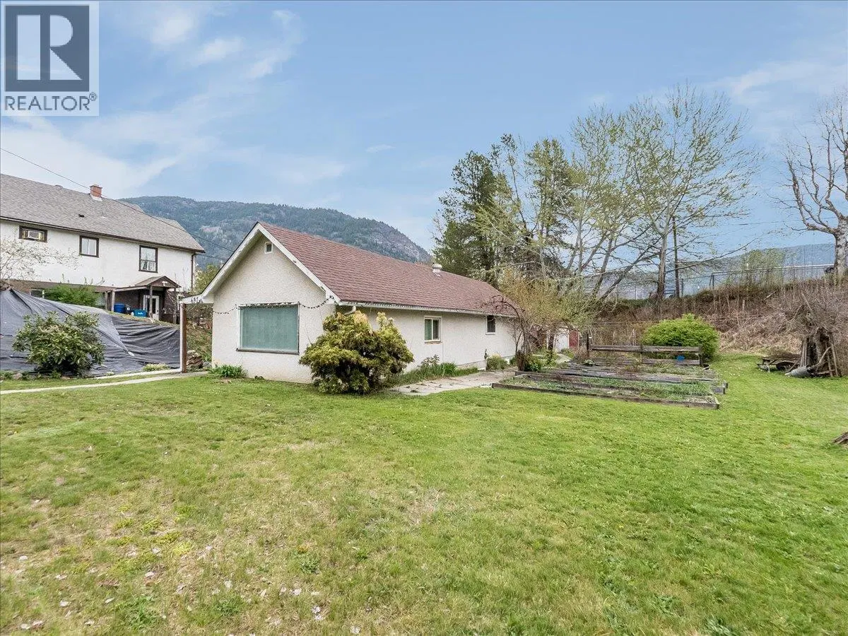 Photo 2 of 30 at 637 9th Avenue