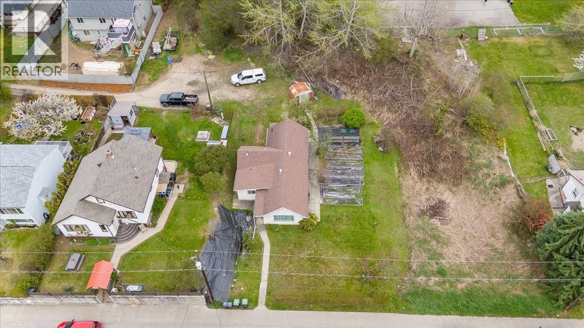 Photo 4 of 30 at 637 9th Avenue
